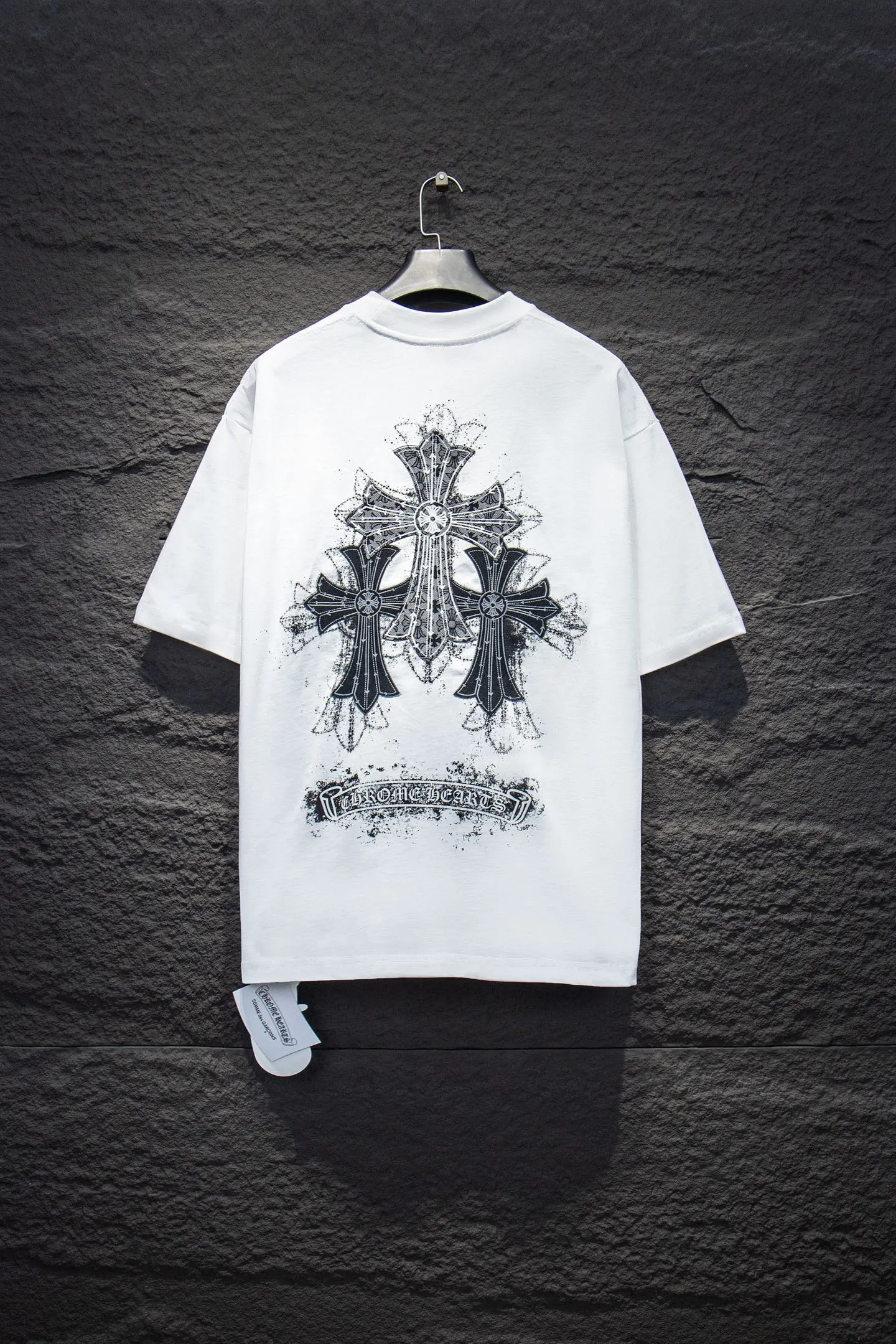 🅿️188 Style number: 7255# 🆕Chrome hearts 25ss os version is really charming. Chrome hearts are really unique. Each season’s new version is the best. It is very practical and can be worn casually. Nice✔️ - ⚠️100% cotton, using 32 double yarns and 260 grams of fabric Made of imported knitting needle carded cotton, the thickness is moderate, drapey and contoured, making the upper body comfortable! ! It is very tolerant to fat body types and can instantly lose five pounds after wearing it!  The front and rear panels are hand-printed on the silk screen platen, and the 3D full-color scanned pattern is used as film to ensure the highest degree of printing pattern restoration, and the printing has a cracking effect that is reinforced and not easy to fall off. The upper and lower LOGO printing has a strong touch texture. The printing material uses environmentally friendly active water slurry and anti-sublimation liquid for the base. The garments can withstand washing without desizing. The addition of handmade elements to the body of the garment greatly increases the interest of the garment and creates a unique visual effect. After special treatment, a unique effect is formed. An irregular hem is added to the version. This year's Kroxin is the main version. In the past two years, the oversize version has become the focus of the trend and has been a popular staple in the past two years. The change of designers has made this brand an instant hit. The progressive fashion of the times also needs the blood impact of fresh elements and trendy designs in order to continue its glory! It’s stylish both inside and outside, a must-have for high street travel! An absolute "eye-catching style" that can match couples 💏 Color: Black White Size: S M L XL